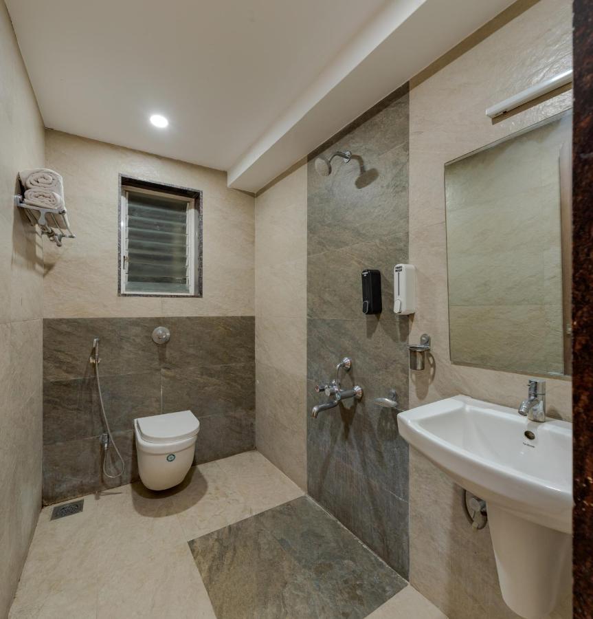 Hotel Royal Palace Karād Esterno foto